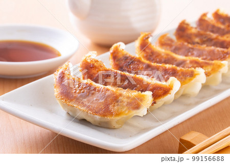 焼餃子を食べる 99156688