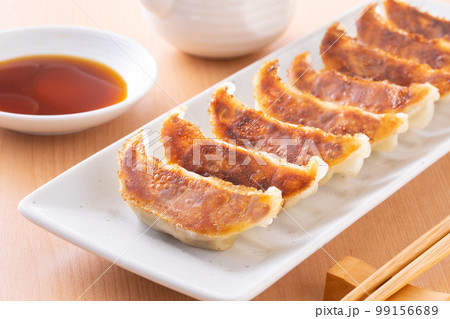 焼餃子を食べる 焼餃子を食べる 99156689