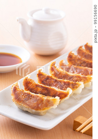焼餃子を食べる 焼餃子を食べる 99156690