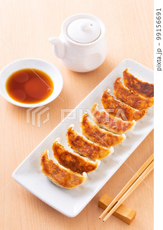 焼餃子を食べる 99156691