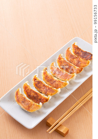 焼餃子を食べる 99156733