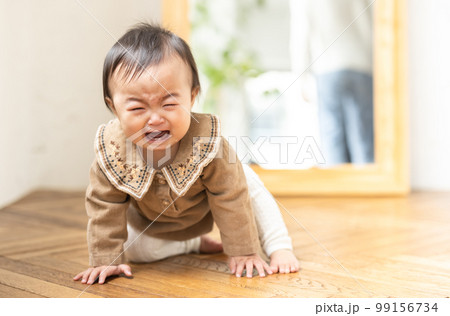 泣く赤ちゃん 泣く赤ちゃん 99156734