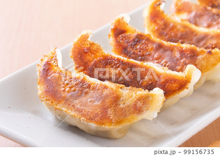 焼餃子を食べる 焼餃子を食べる 99156735