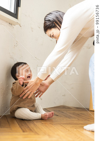 泣く赤ちゃんとお母さん 泣く赤ちゃんとお母さん 99156736