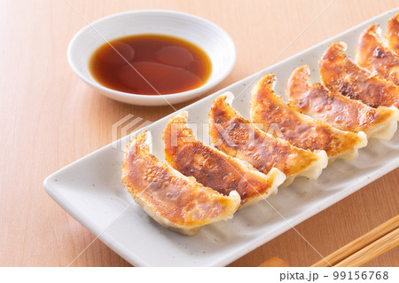 焼餃子を食べる 99156768