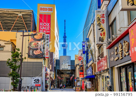 東京　台東区　浅草1丁目の都市風景　新仲見世商店街とスカイツリー 99156795
