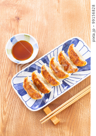 焼餃子を食べる 99156828