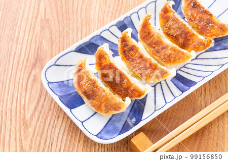 焼餃子を食べる  99156850