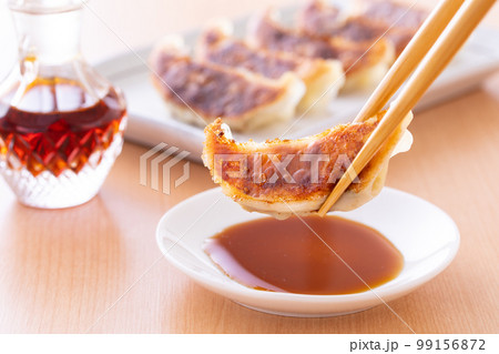 焼餃子を食べる  99156872