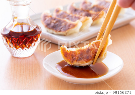 焼餃子を食べる  99156873