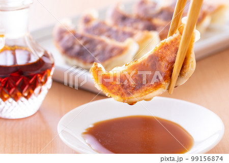 焼餃子を食べる 焼餃子を食べる 99156874