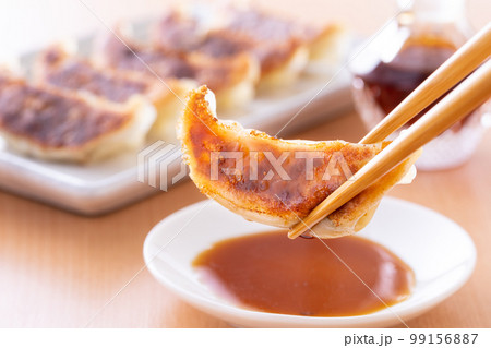 焼餃子を食べる 99156887