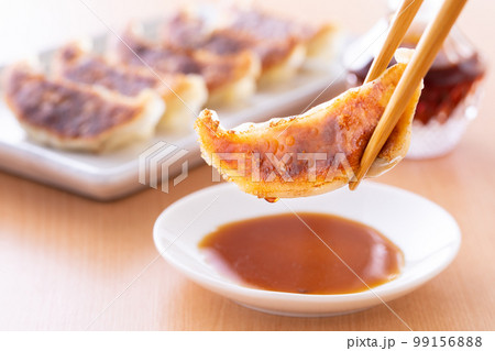 焼餃子を食べる 99156888
