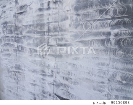 コンクリート擁壁の剥落防止塗装工事の素地調整状況 99156898