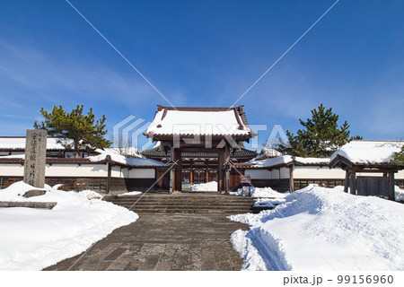 雪が積もる冬の会津藩校日新館・福島県会津若松市 99156960