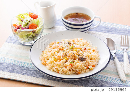 エビピラフを食べる エビピラフを食べる 99156965