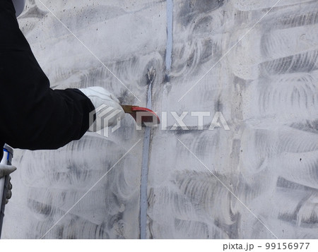 コンクリート擁壁のひび割れ補修(Vカット後充填材充填状況) コンクリート擁壁のひび割れ補修(Vカット後充填材充填状況) 99156977