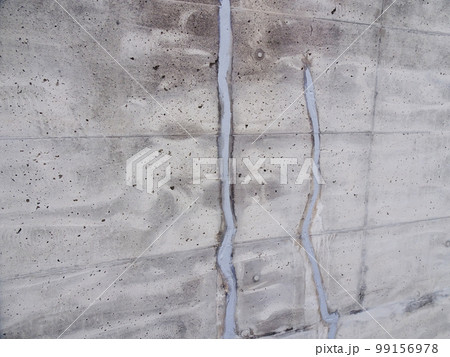 コンクリート擁壁のひび割れ補修（Vカット後充填材充填状況） 99156978