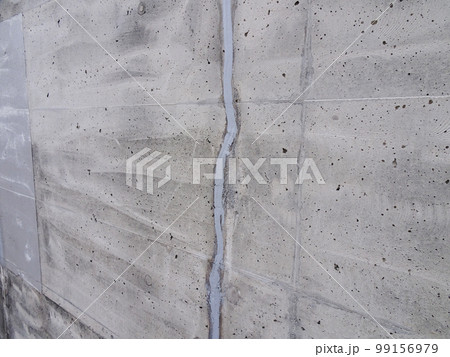 コンクリート擁壁のひび割れ補修（Vカット後充填材充填状況） 99156979