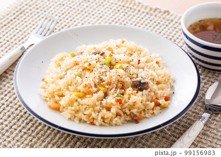 エビピラフを食べる 99156983
