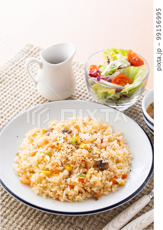 エビピラフを食べる エビピラフを食べる 99156995