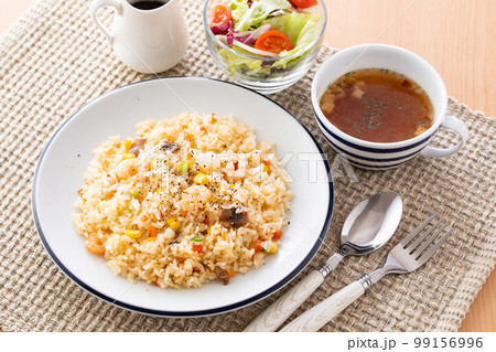 エビピラフを食べる エビピラフを食べる 99156996