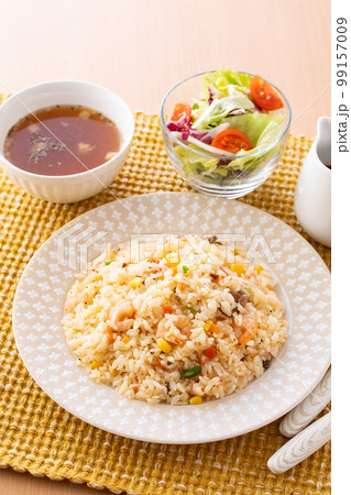エビピラフを食べる 99157009