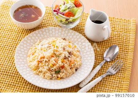 エビピラフを食べる エビピラフを食べる 99157010