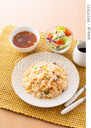 エビピラフを食べる 99157011