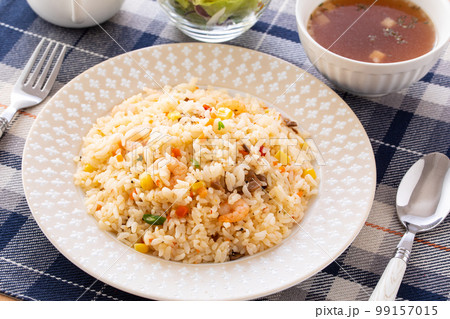 エビピラフを食べる 99157015