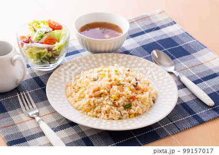 エビピラフを食べる エビピラフを食べる 99157017