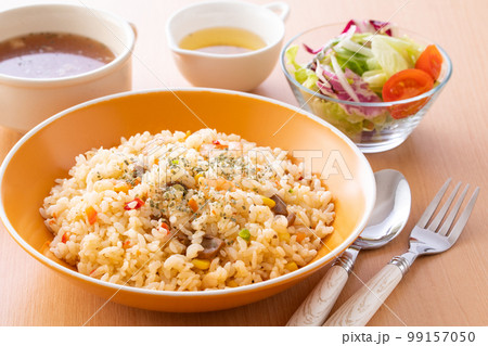 エビピラフを食べる エビピラフを食べる 99157050