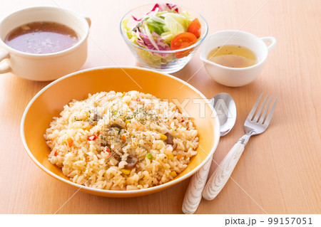 エビピラフを食べる エビピラフを食べる 99157051