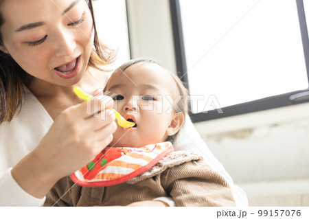 離乳食を食べる赤ちゃん 離乳食を食べる赤ちゃん 99157076