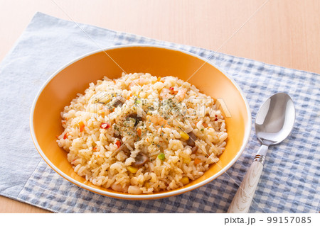 エビピラフを食べる エビピラフを食べる 99157085