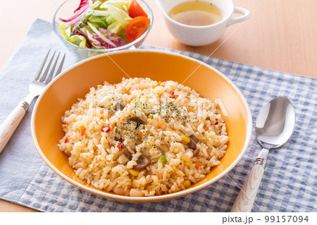 エビピラフを食べる 99157094