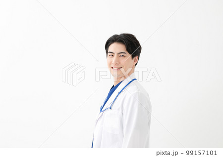 白衣の男性　ドクター　医療 99157101