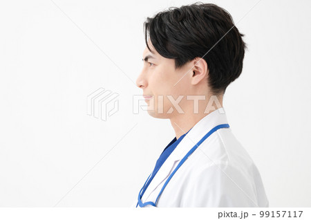 白衣の男性　ドクター　医療　 99157117