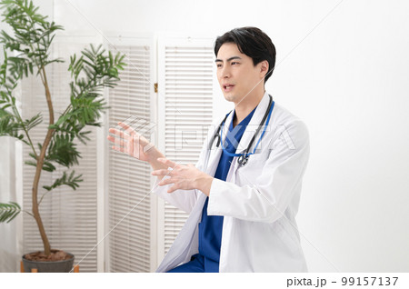 白衣の男性　ドクター　インタビュー 99157137