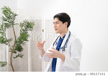 白衣の男性　ドクター　インタビュー 99157141