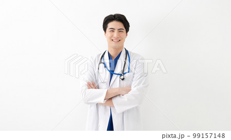 白衣の男性　ドクター　医療 99157148