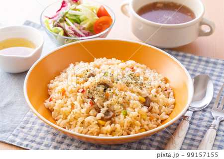 エビピラフを食べる 99157155