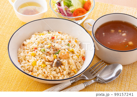 エビピラフを食べる エビピラフを食べる 99157241