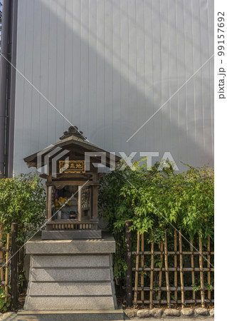 民家の軒下に祀られている地蔵尊・荒川区西尾久 99157692