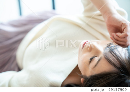 寝転んでくつろぐ女性 99157909