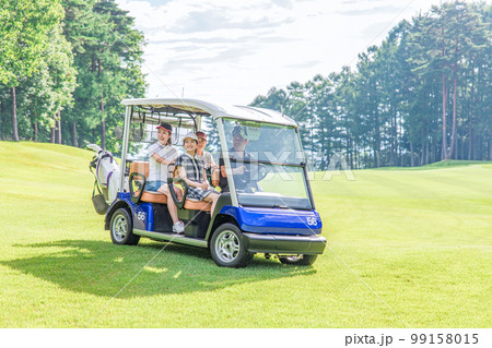 ゴルフ場でゴルフカートに乗るゴルファーの男女 99158015