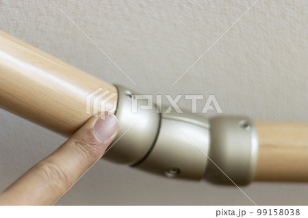階段の手すりと男性の指 99158038