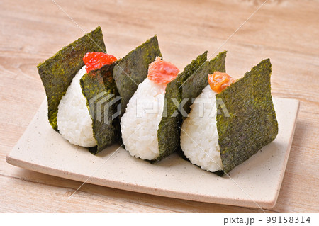 おにぎり、おむすび、お握り3個。具材はシャケ、紅子、梅。 おにぎり、おむすび、お握り3個。具材はシャケ、紅子、梅。 99158314