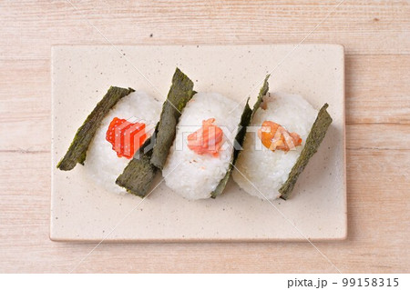 おにぎり、おむすび、お握り3個。具材はシャケ、紅子、梅。 99158315