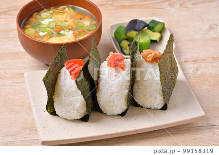 おにぎり、おむすび、お握り3個。具材はシャケ、紅子、梅。 おにぎり、おむすび、お握り3個。具材はシャケ、紅子、梅。 99158319